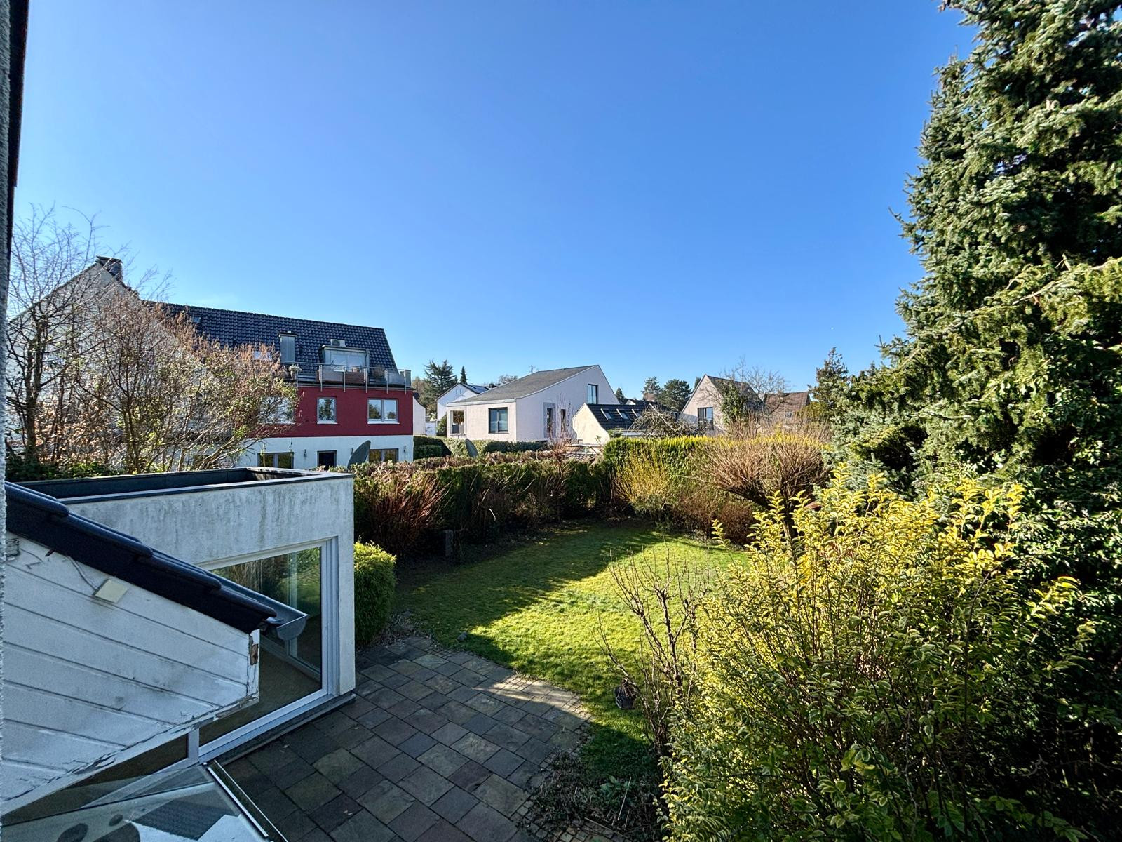 Aussicht in den Garten und die Nachbarschaft