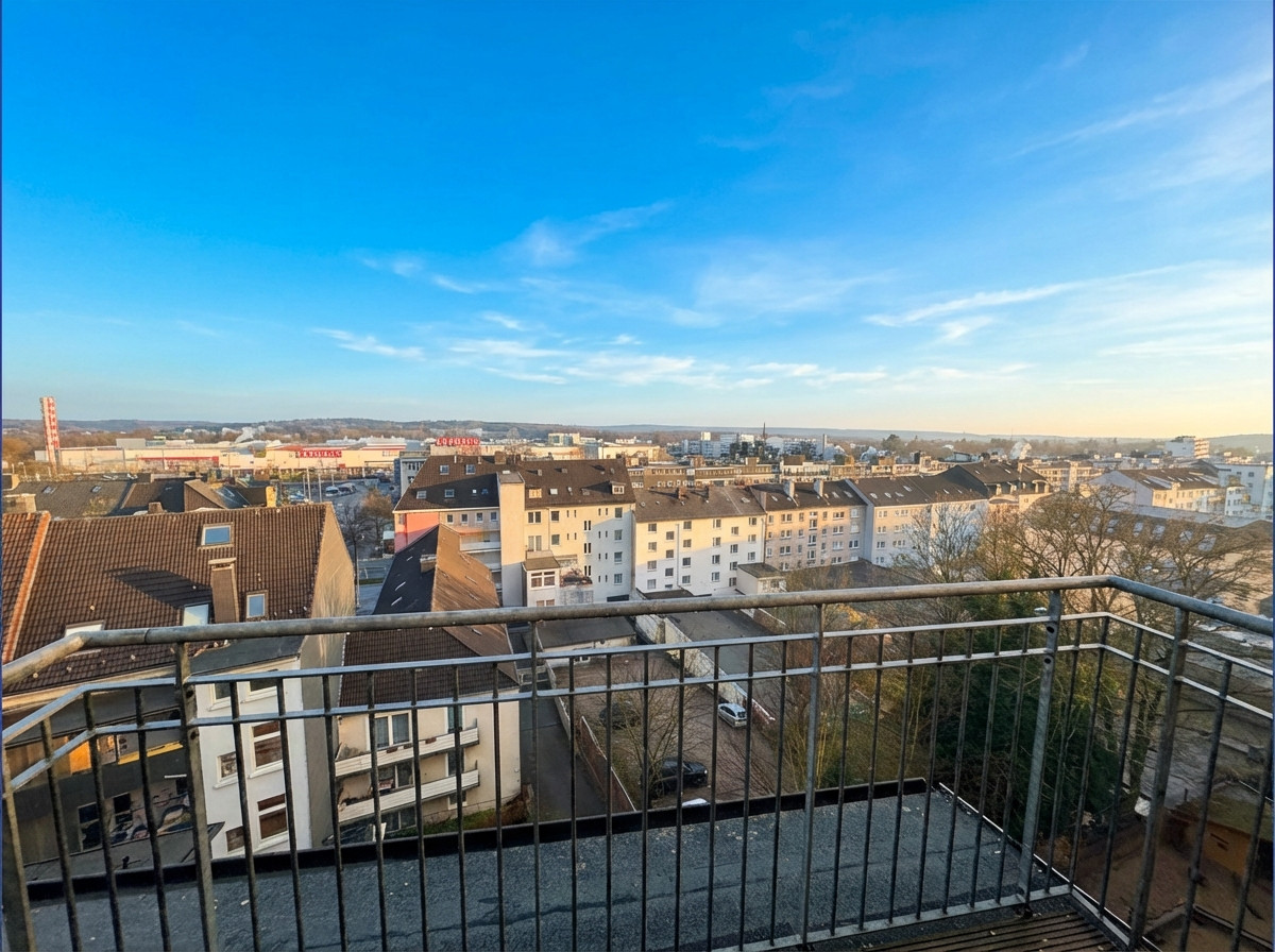 Wohnen über den Dächern: Lichtdurchflutete Dachgeschosswohnung mit Fernblick