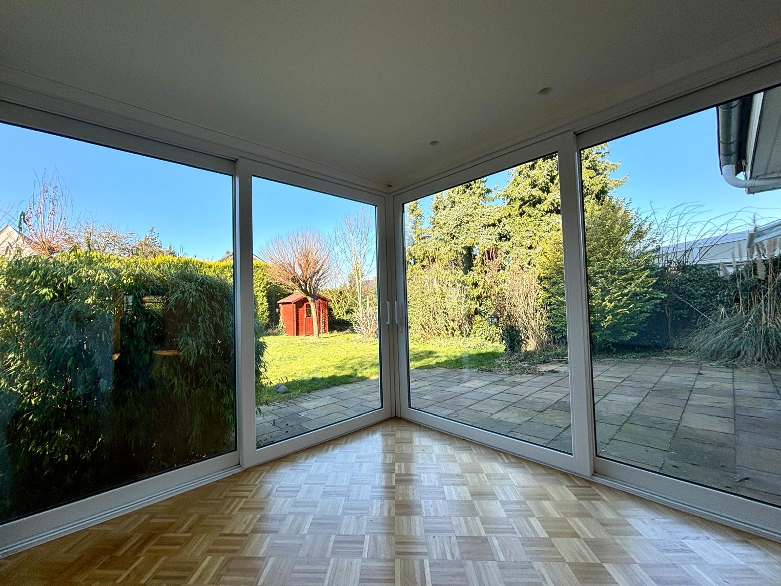 Wintergarten mit Blick in den Garten