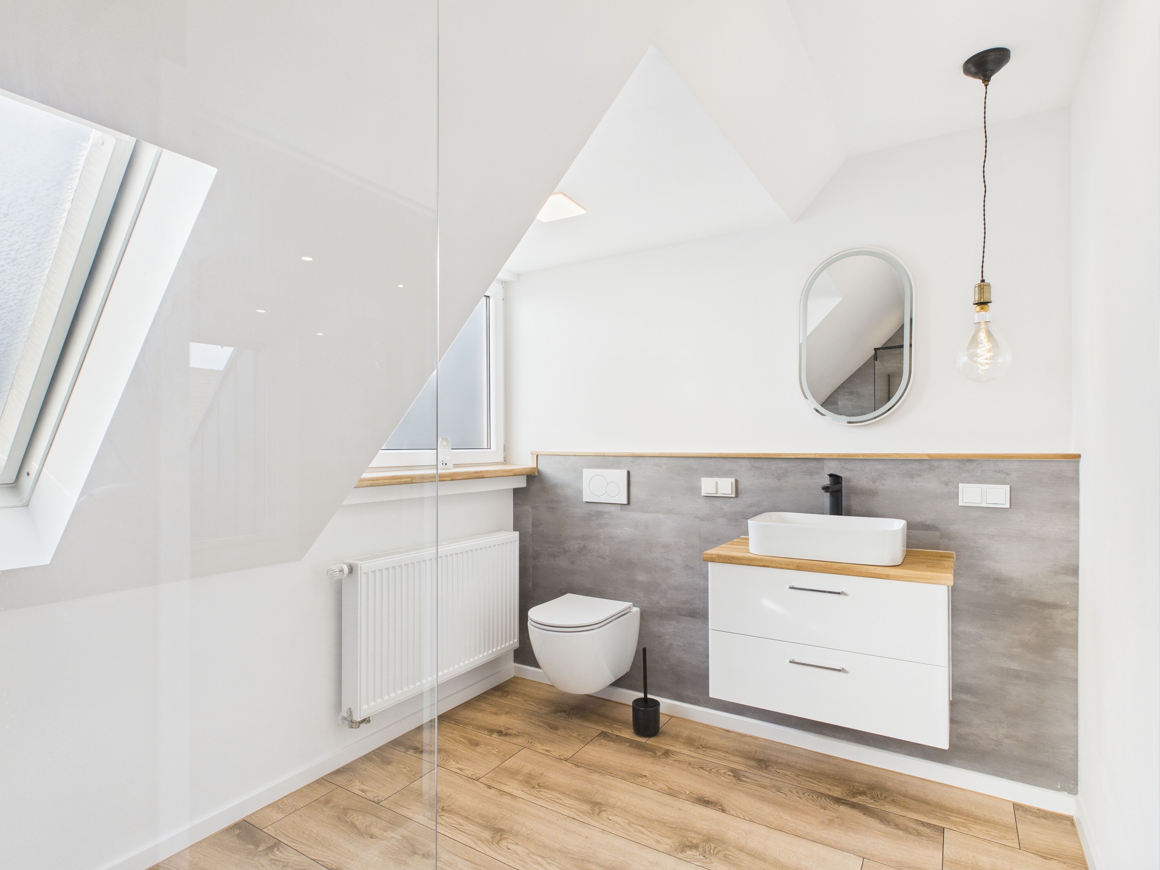 Tageslichtbad mit Walk-In-Dusche & Naturstein-Elementen