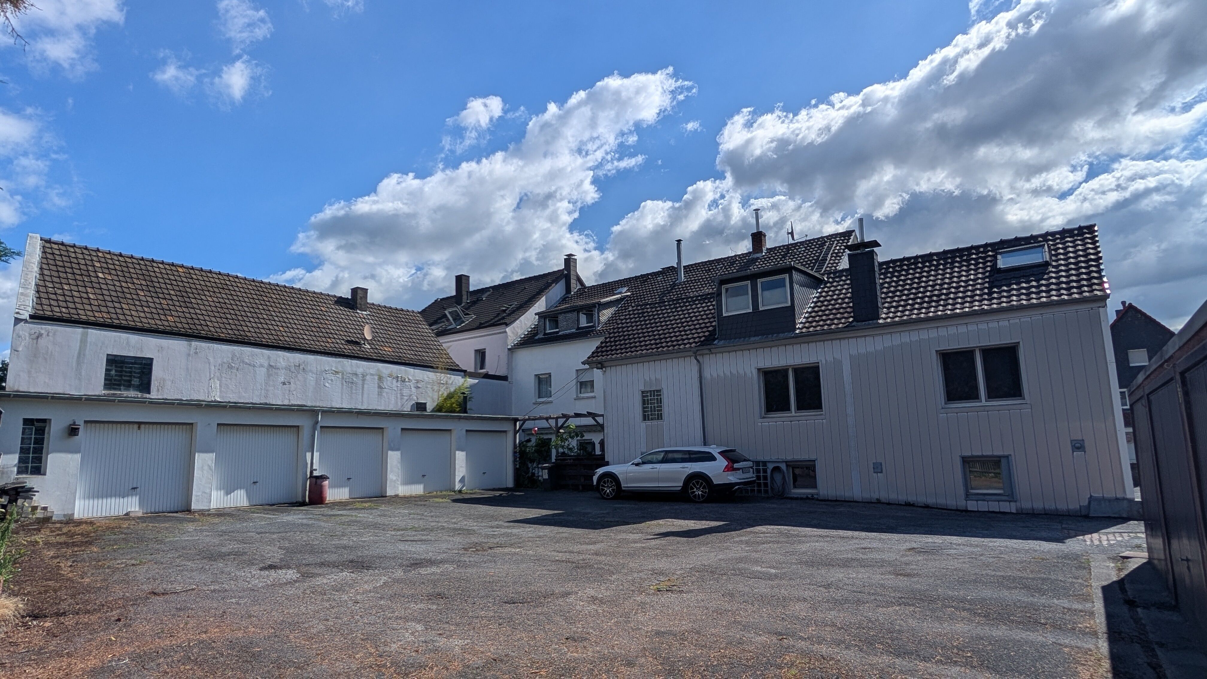 Rückansicht mit Garagenhof